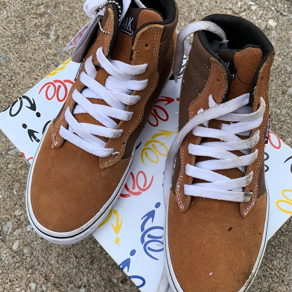 Tweak canvas shoes
